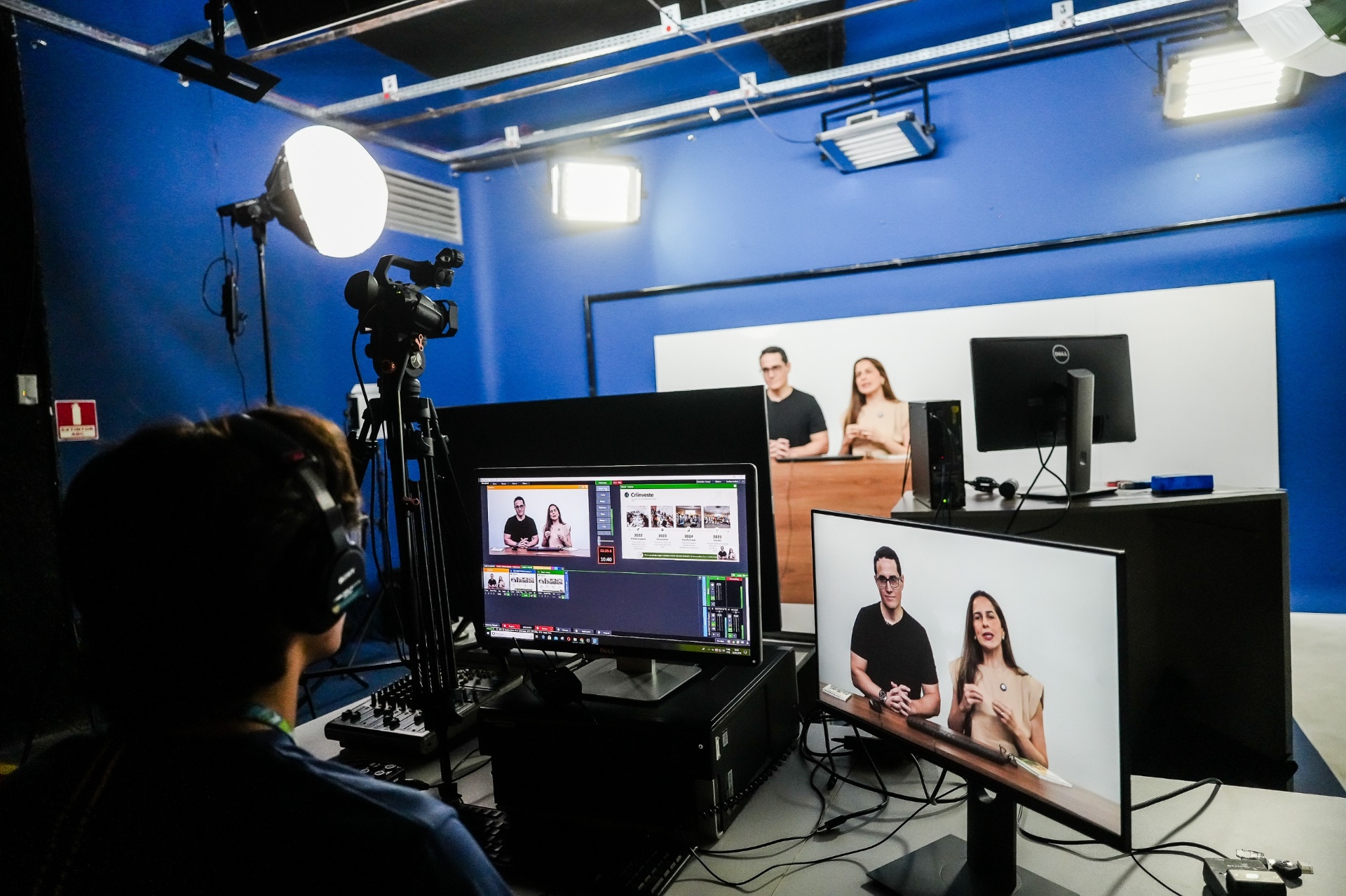 Gravação de transmissão ao vivo em estúdio para outras unidades da rede