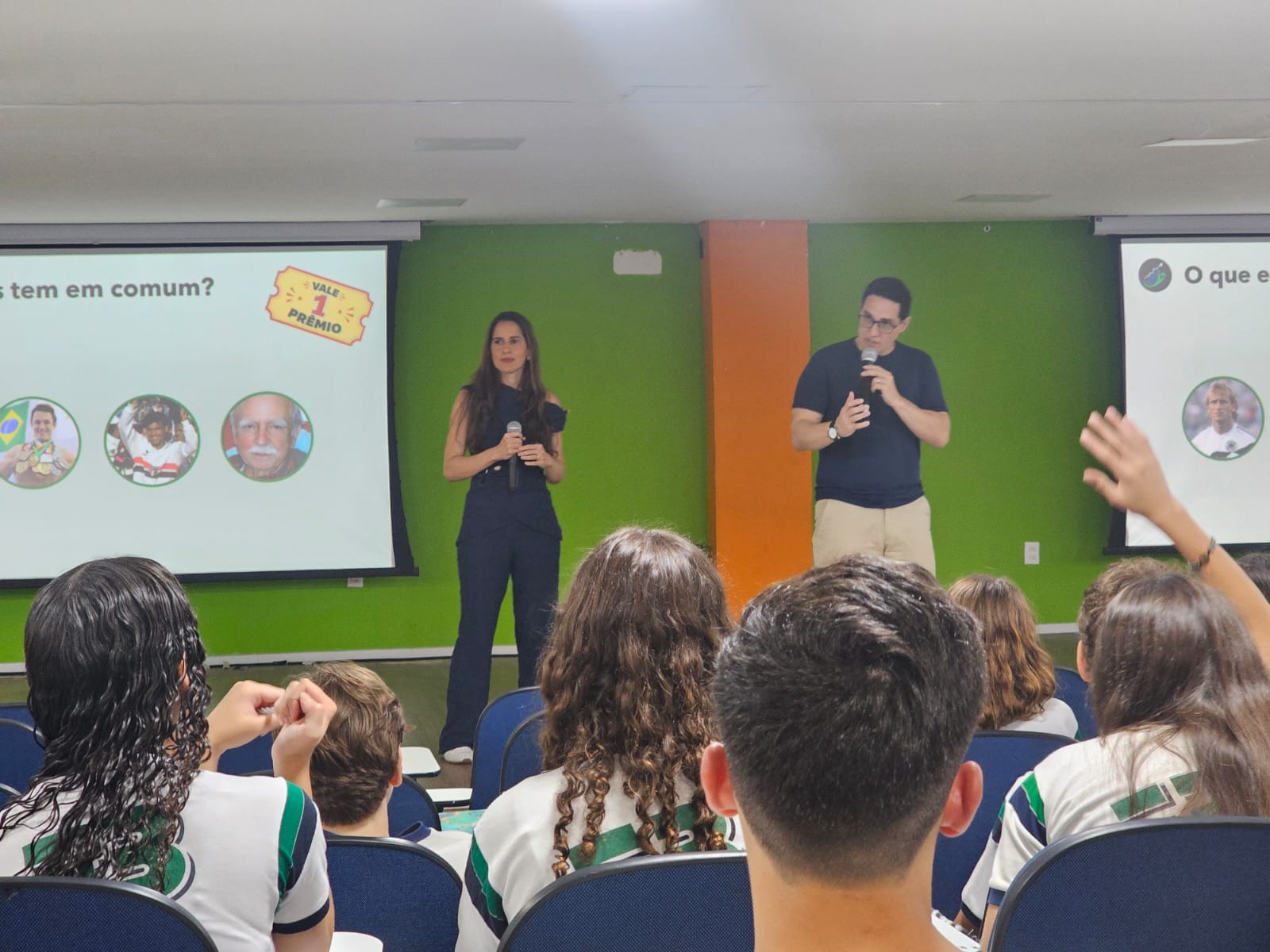 Andre e Viviane apresentando o Pequenos Investidores para alunos da rede parceira