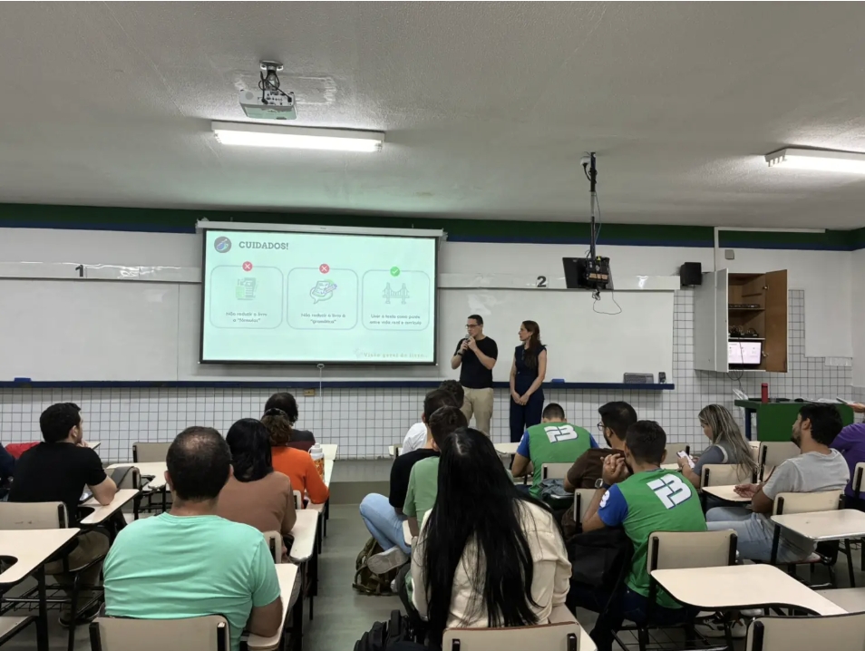 Capacitação de professores em sala de aula da escola parceira