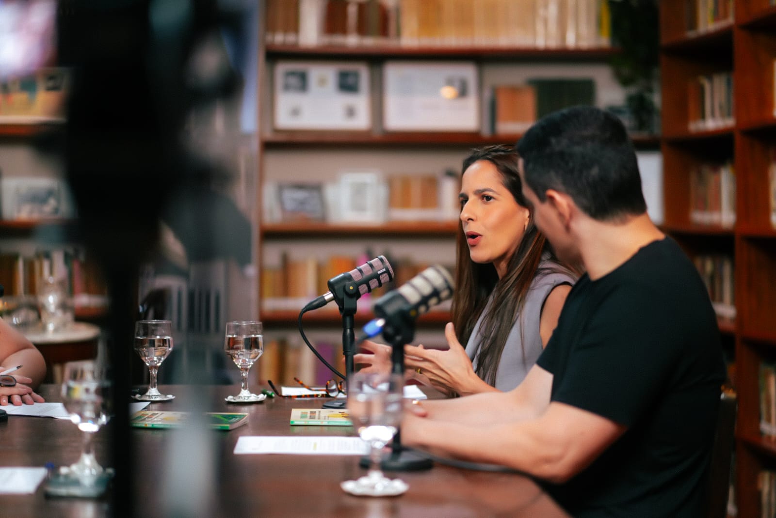 Andre e Viviane durante gravação de podcast sobre educação financeira