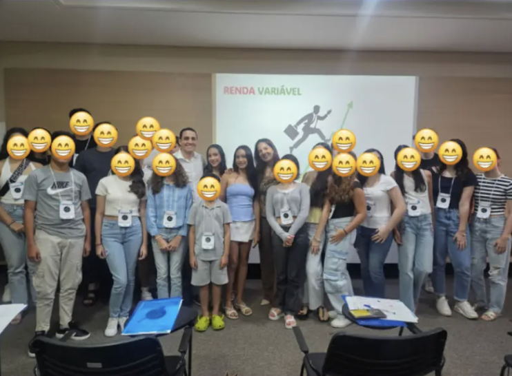 Turma presencial do CRIINVESTE reunida ao final de uma aula sobre renda variável