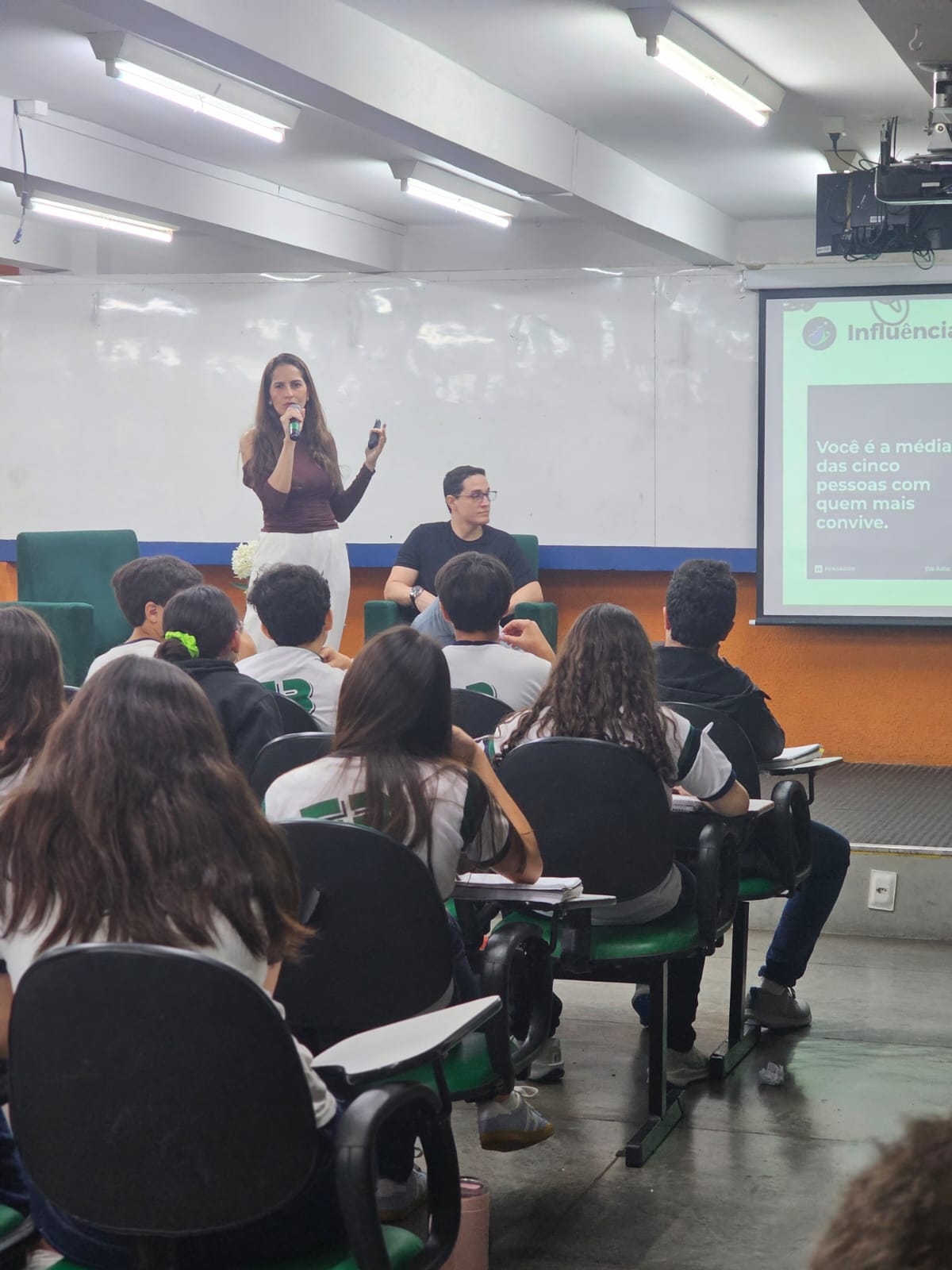 Aula sobre influência e comportamento para adolescentes da rede parceira
