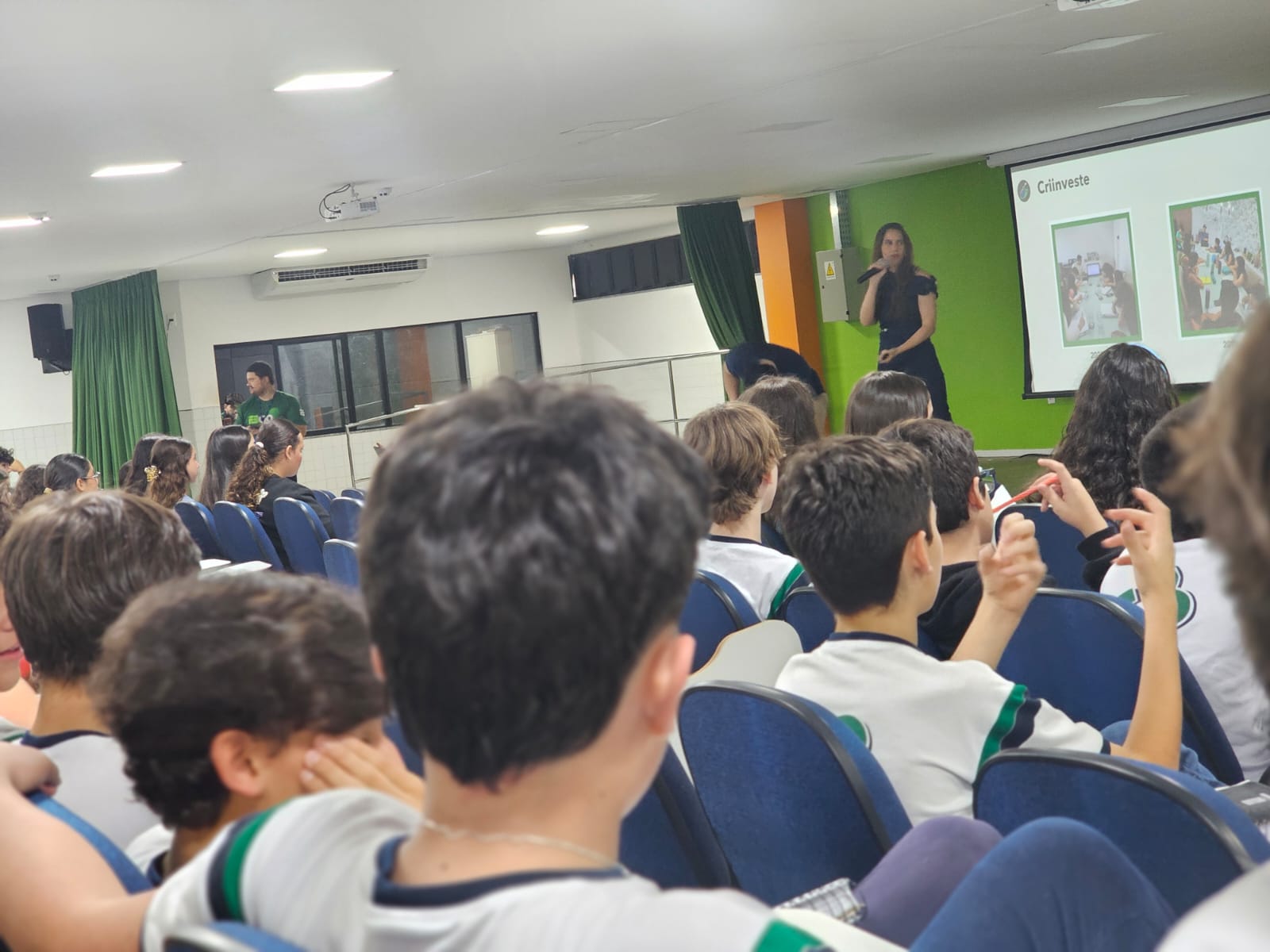 Aula do CRIINVESTE em sala com alunos atentos ao projetor